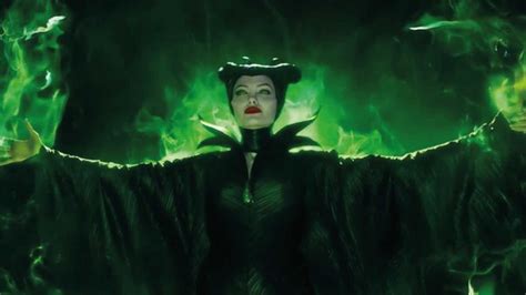 Hur blir en kunglig familj drabbad av magiska krafter och är de tillräckligt starka för att besegra den onda makten? En recension av Maleficent från 2014!